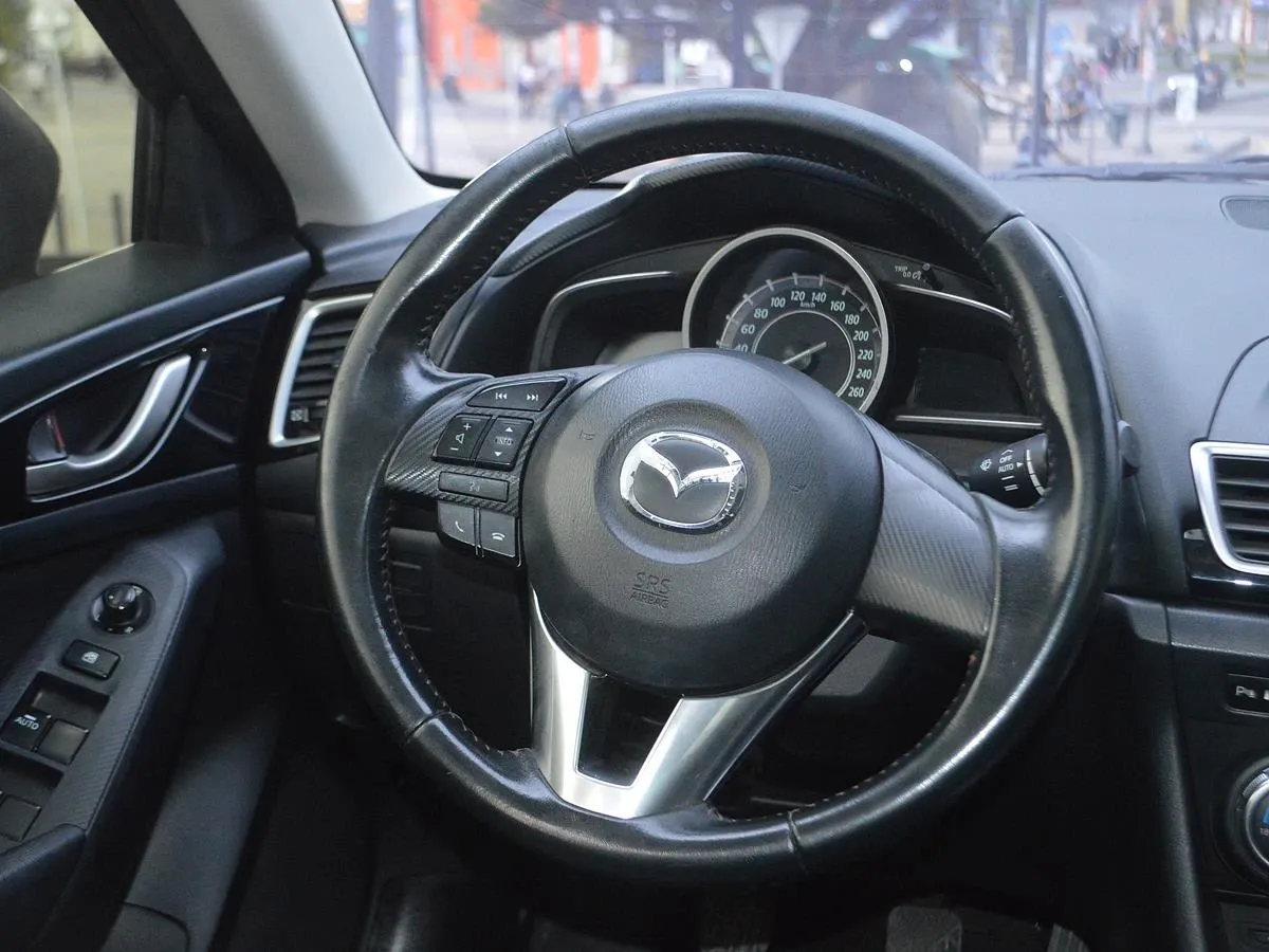 MAZDA 3 2015