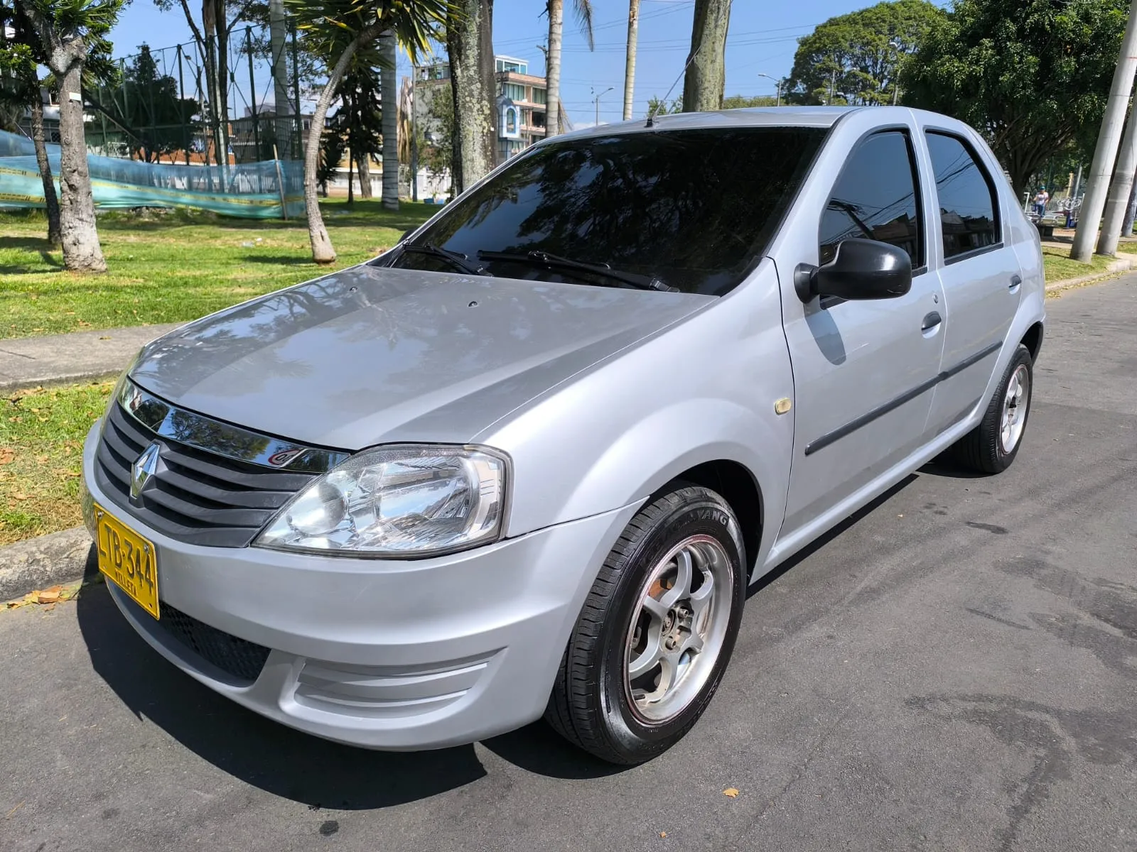 RENAULT LOGAN EXPRESSION 2013