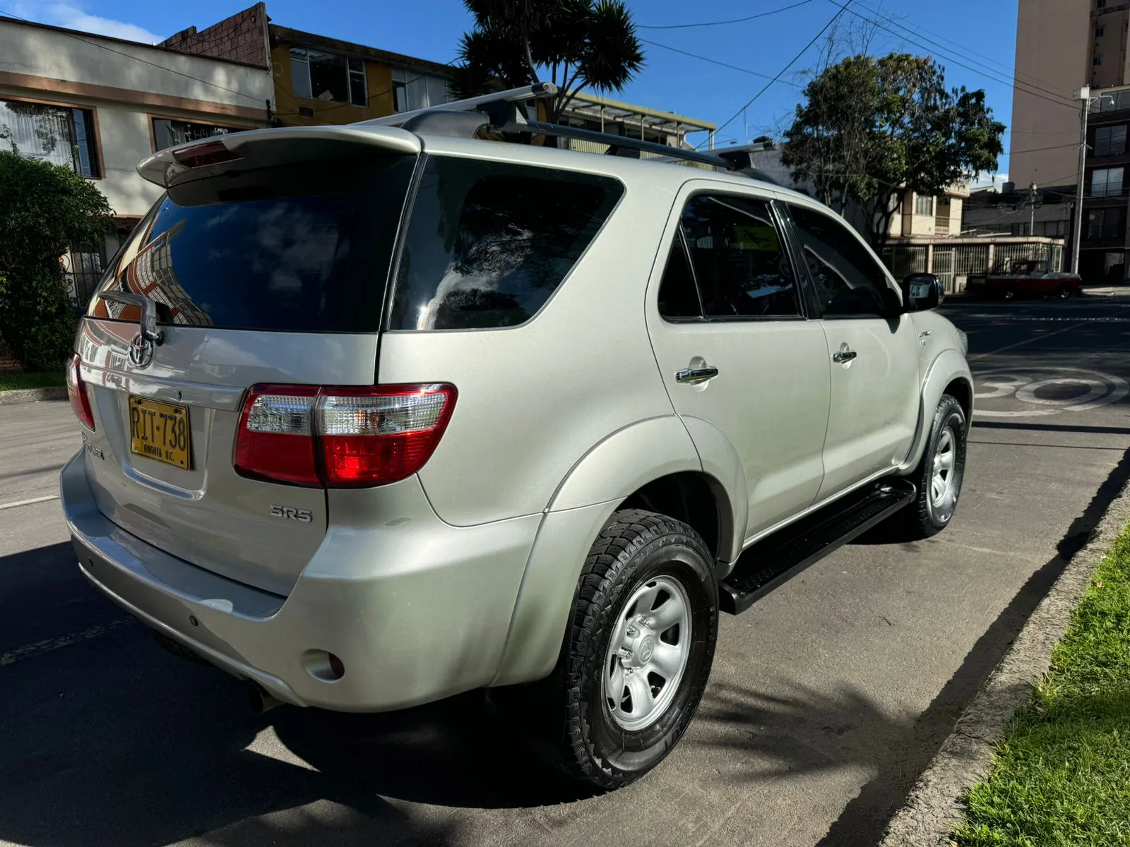 TOYOTA FORTUNER 2.7L 2011