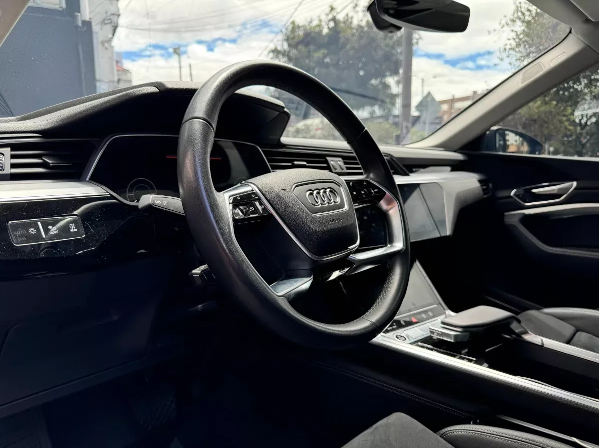 AUDI Q8 2024