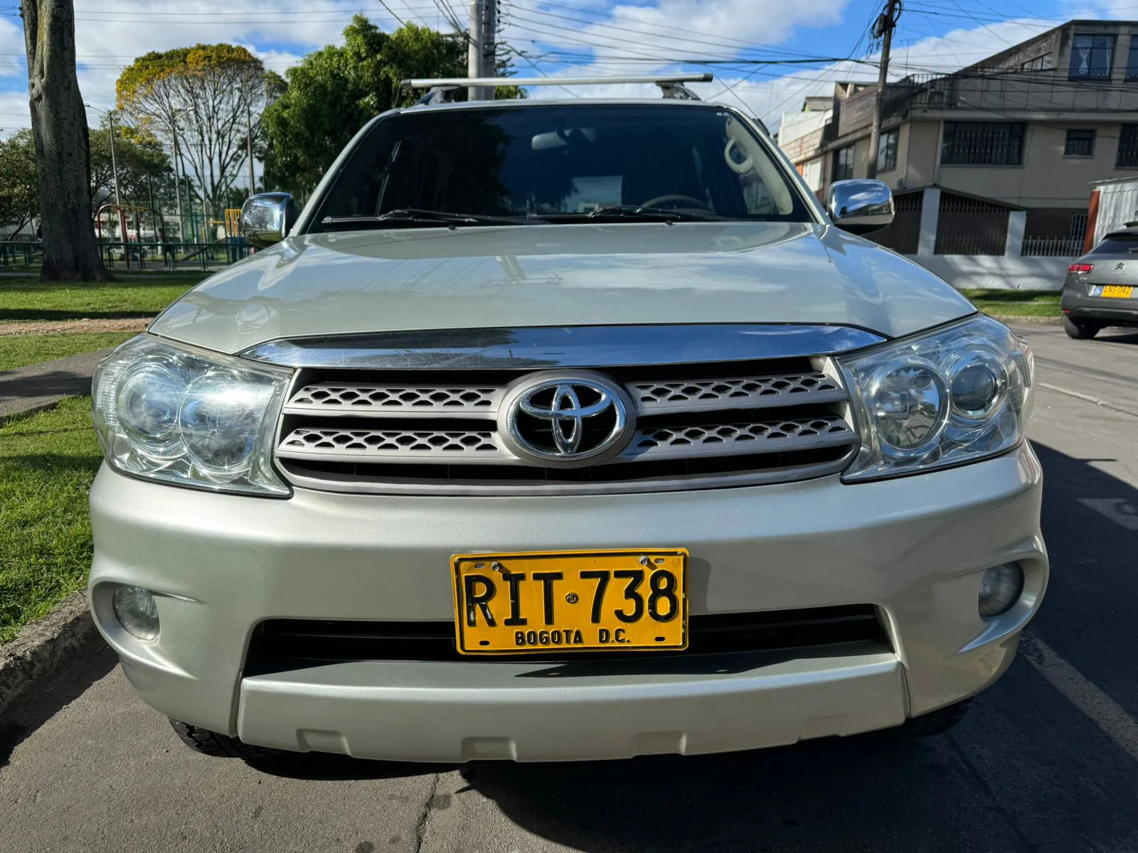 TOYOTA FORTUNER 2.7L 2011