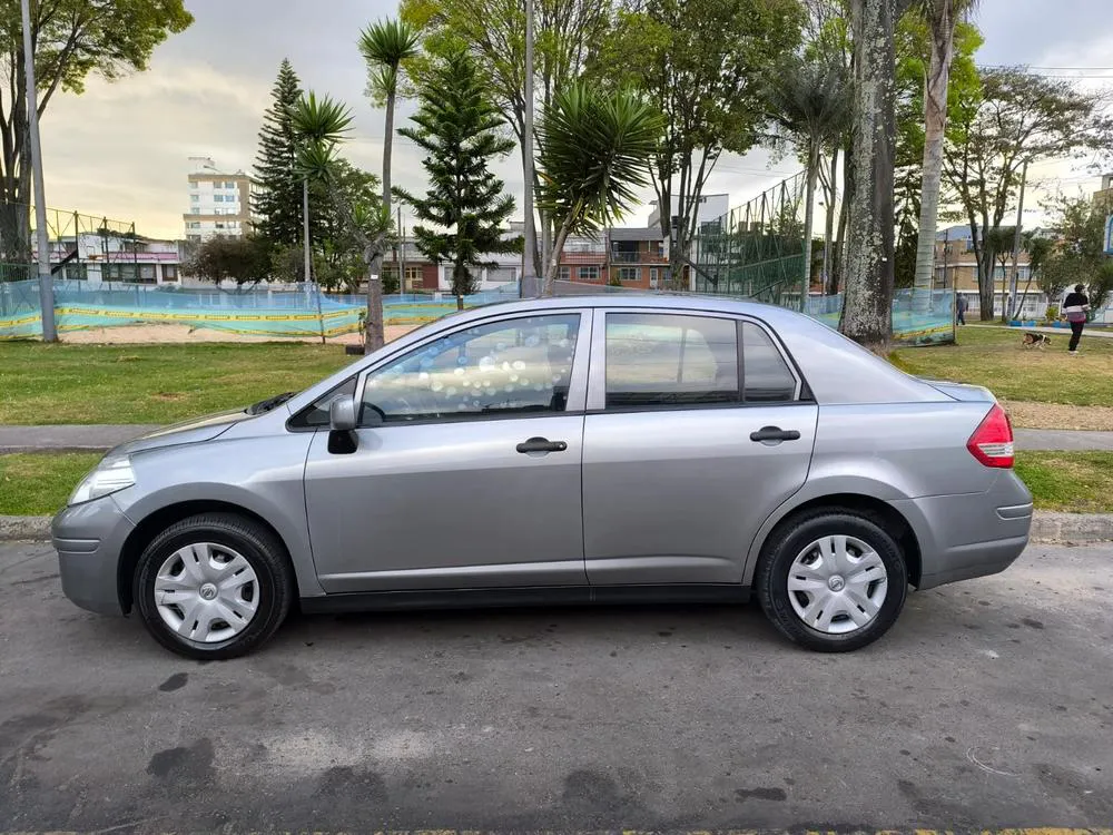 NISSAN TIIDA HB PREMIUM 2012