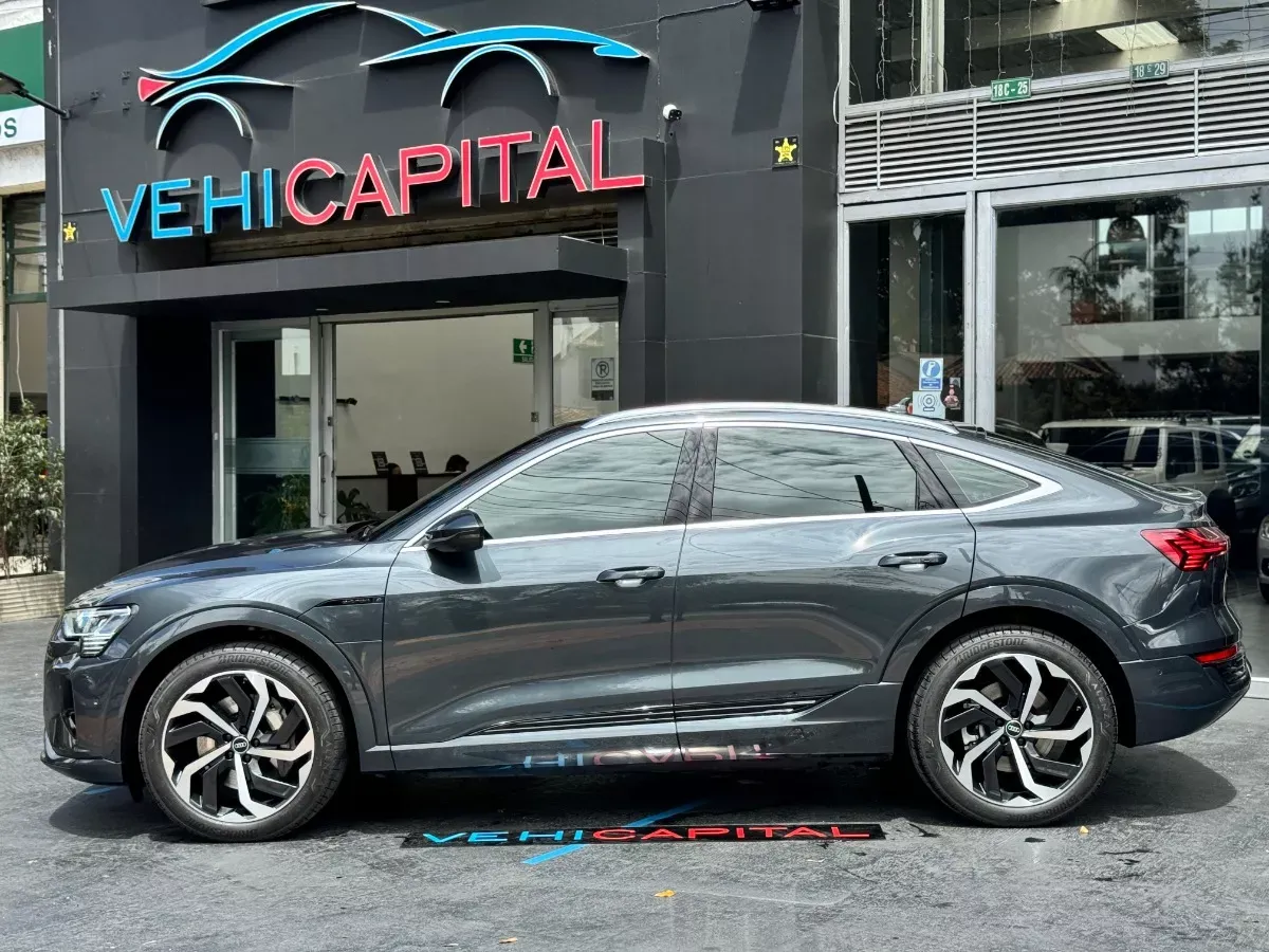 AUDI Q8 2024