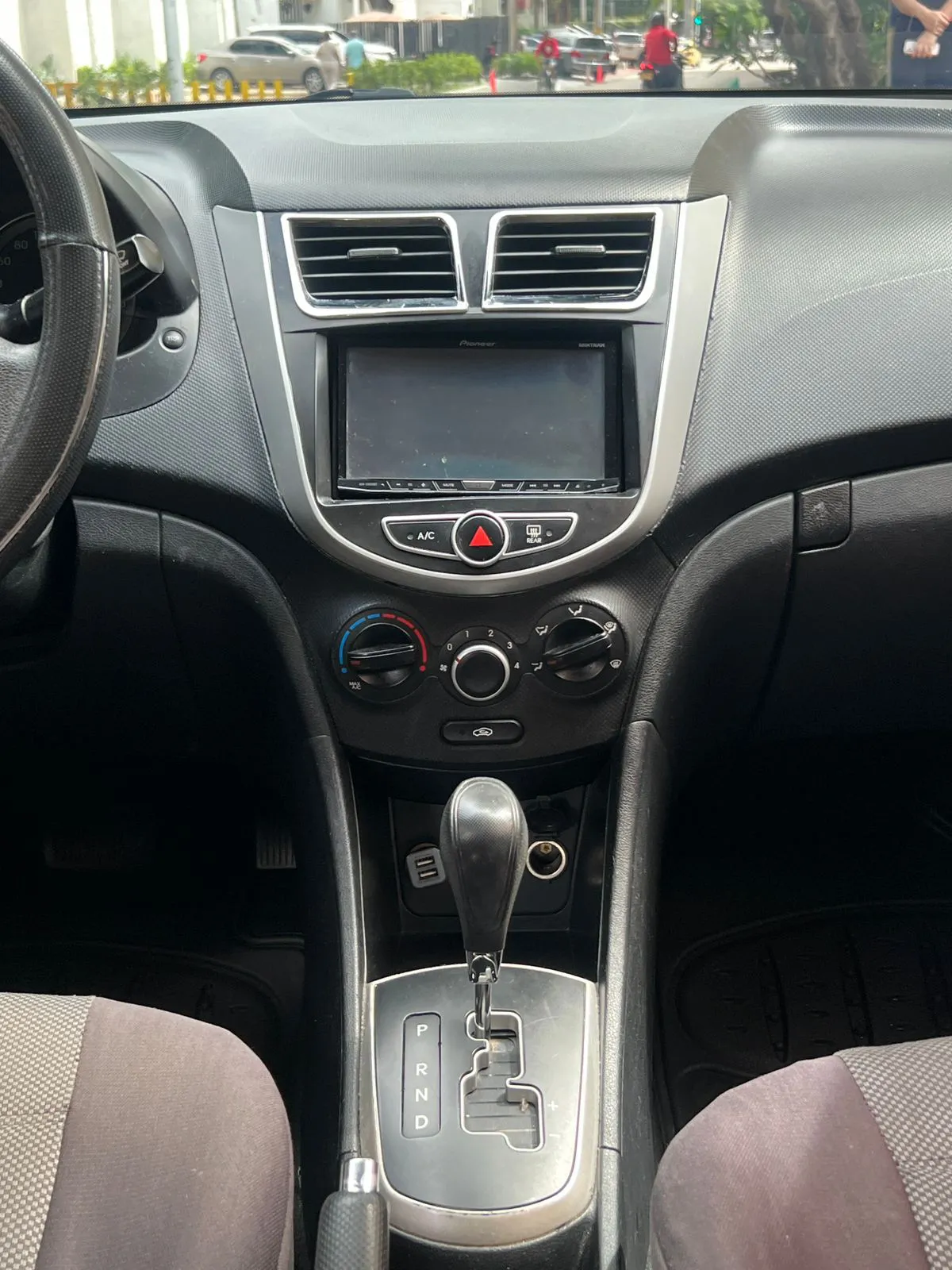 HYUNDAI Accent i25 2013