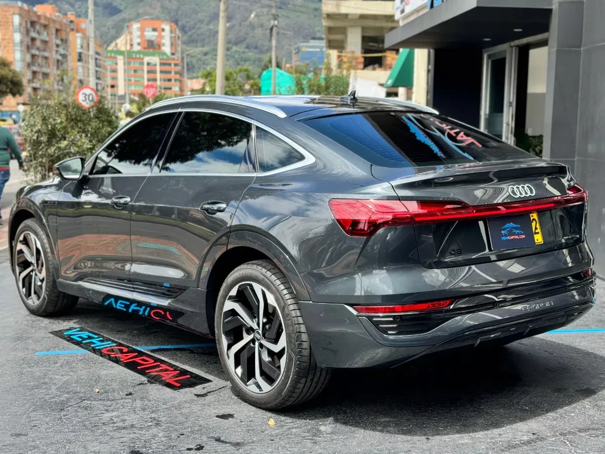 AUDI Q8 2024