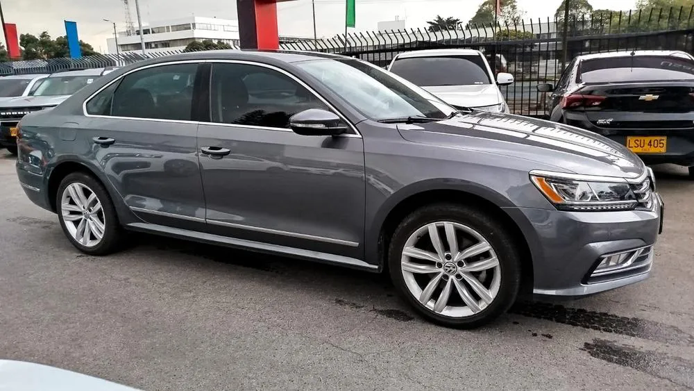 VOLKSWAGEN PASSAT HIGHLINE 2019