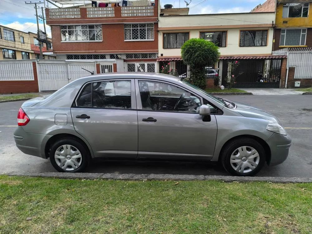 NISSAN TIIDA HB PREMIUM 2012