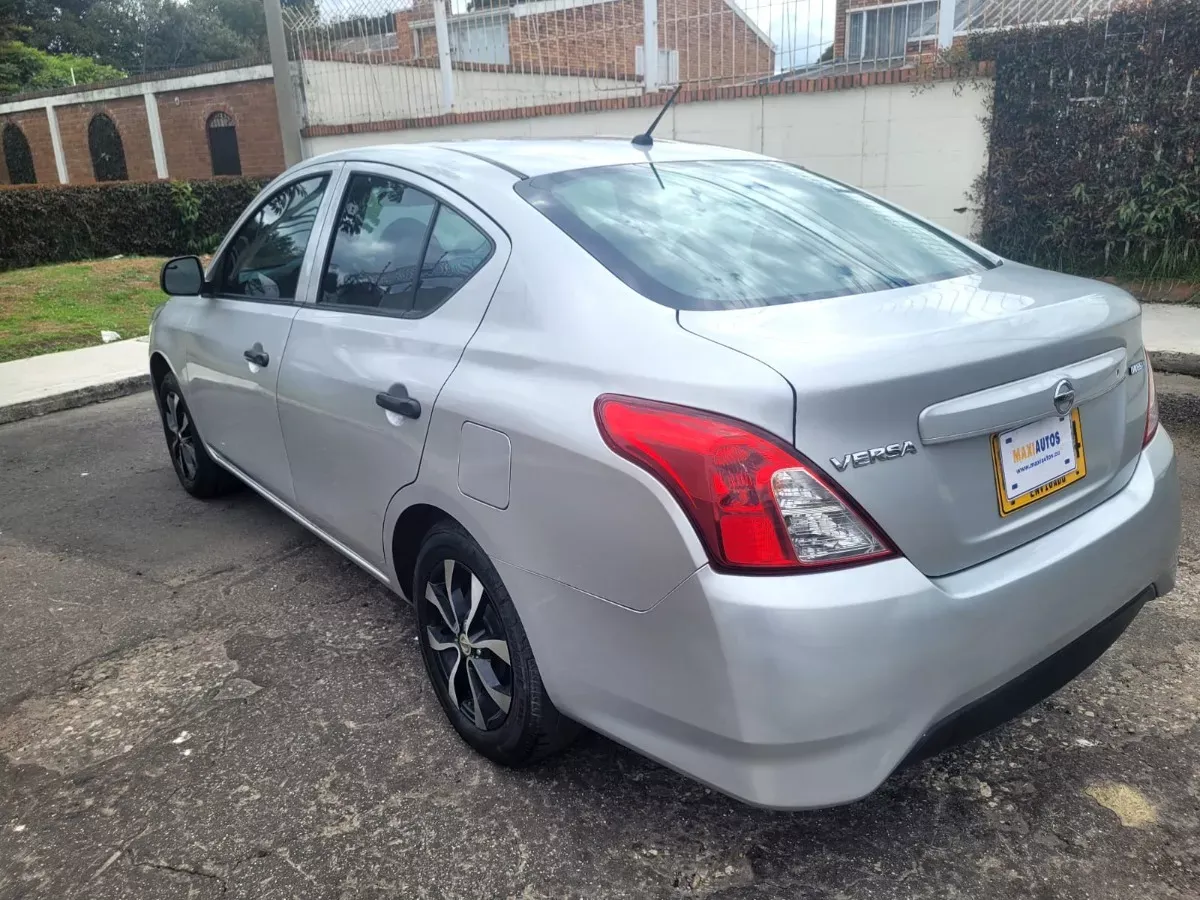 NISSAN VERSA 2019