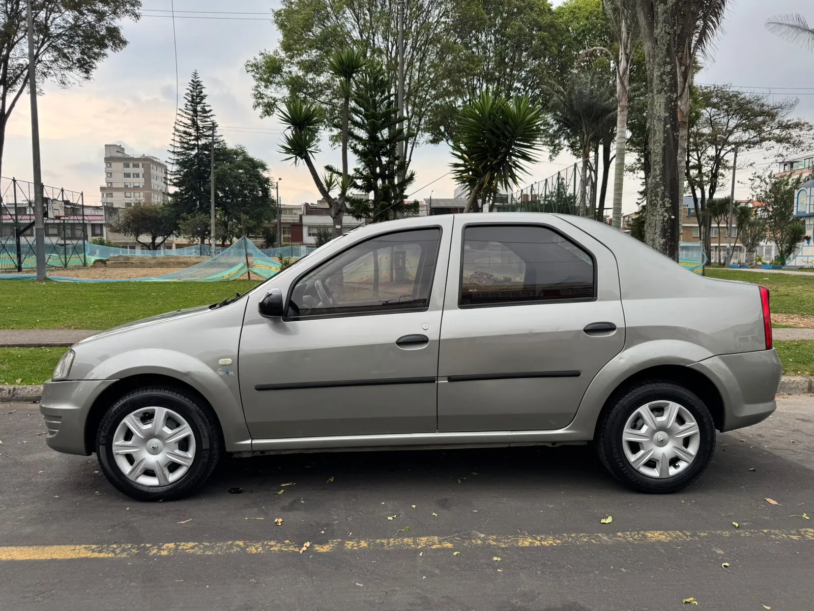 RENAULT LOGAN ENTRY [FAMILIER] 2013