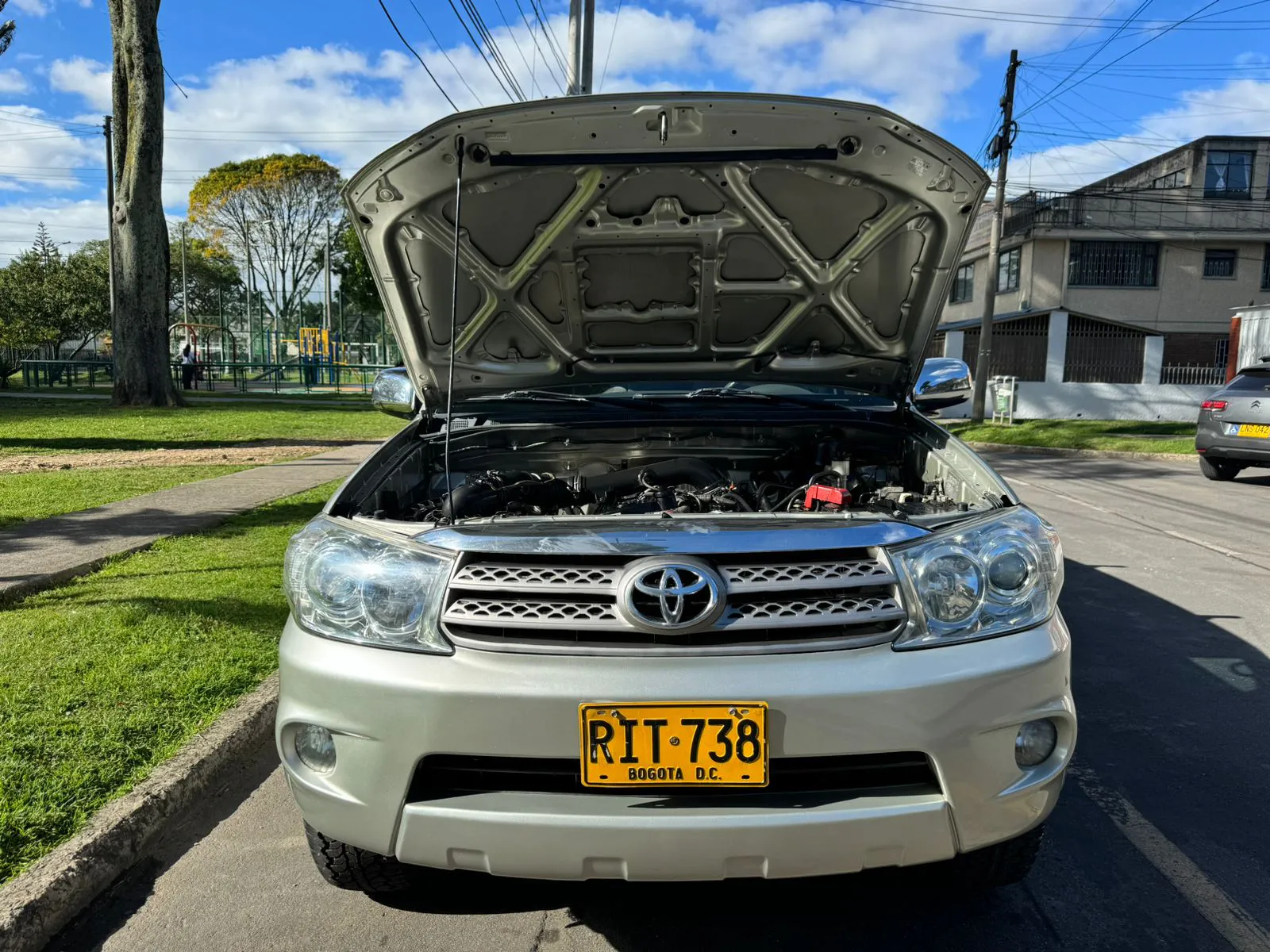 TOYOTA FORTUNER 2.7L 2011