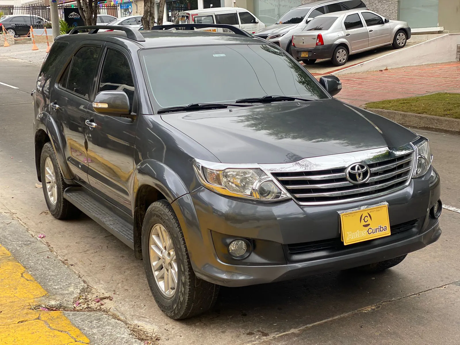 TOYOTA FORTUNER 2012