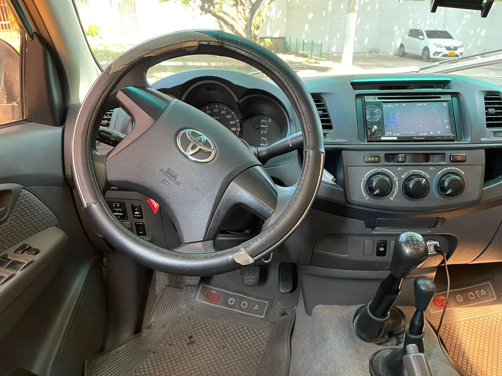 TOYOTA HILUX 2012