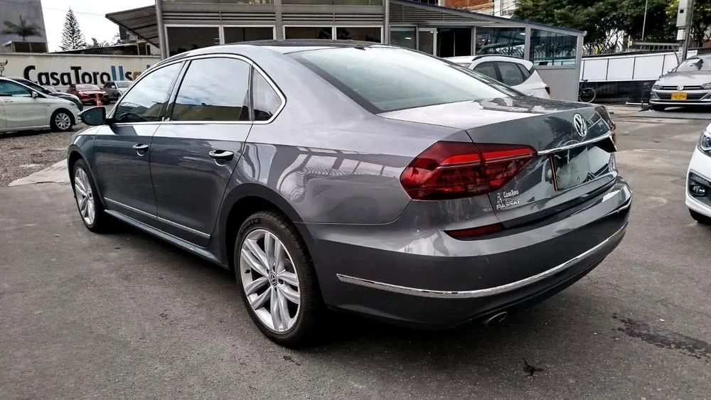 VOLKSWAGEN PASSAT HIGHLINE 2019