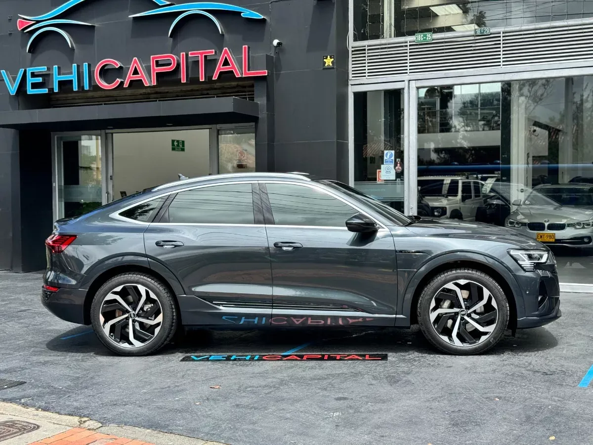 AUDI Q8 2024