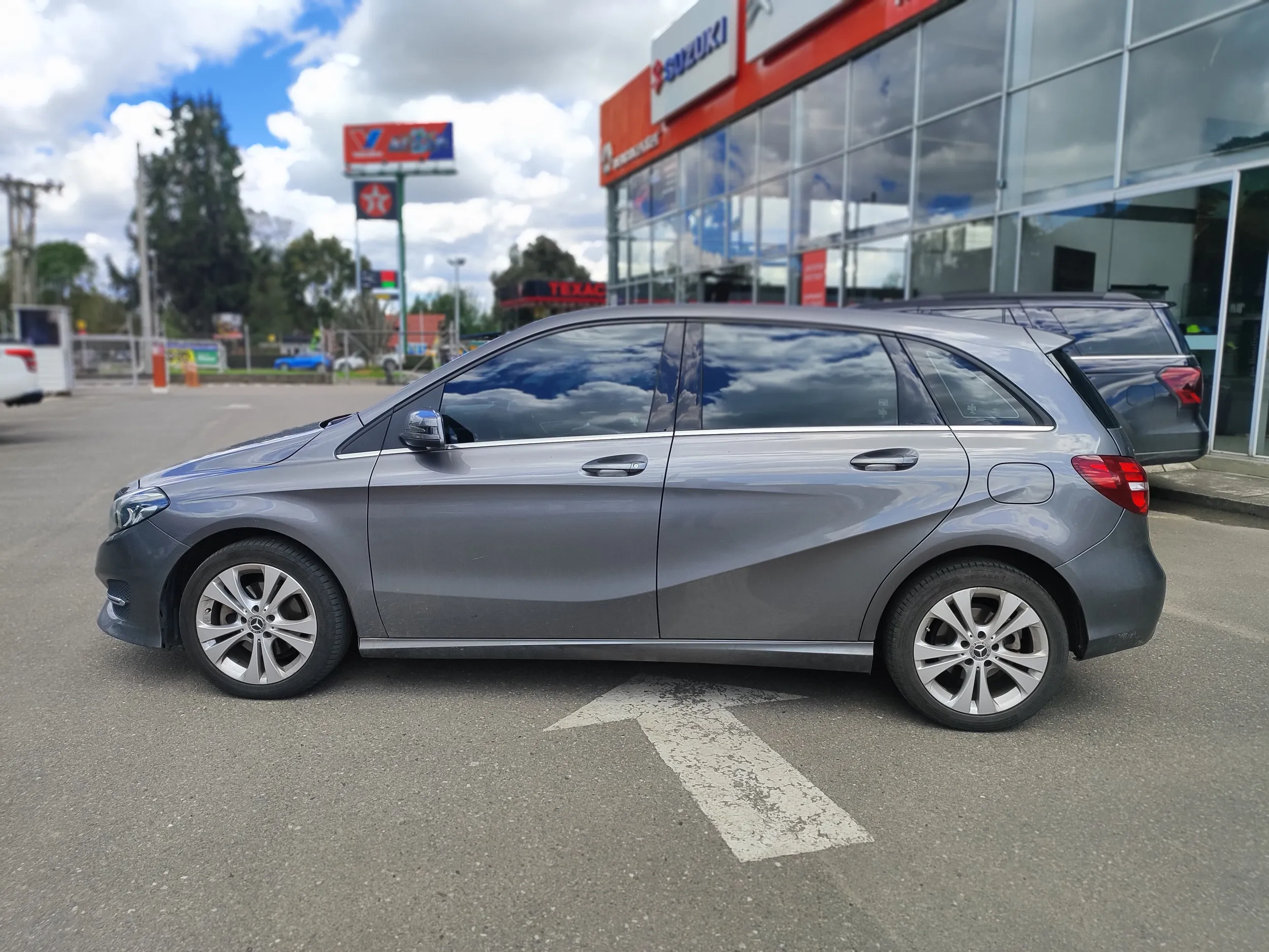 MERCEDES BENZ B 180 2019