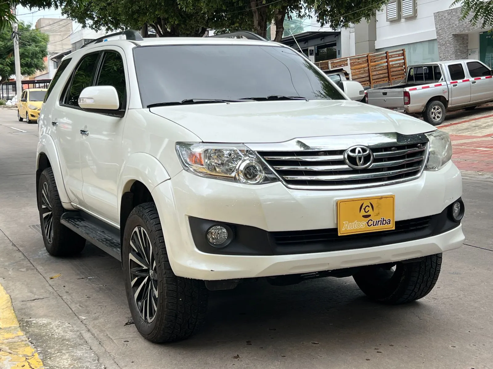 TOYOTA FORTUNER 2012