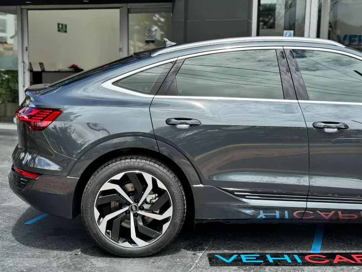 AUDI Q8 2024