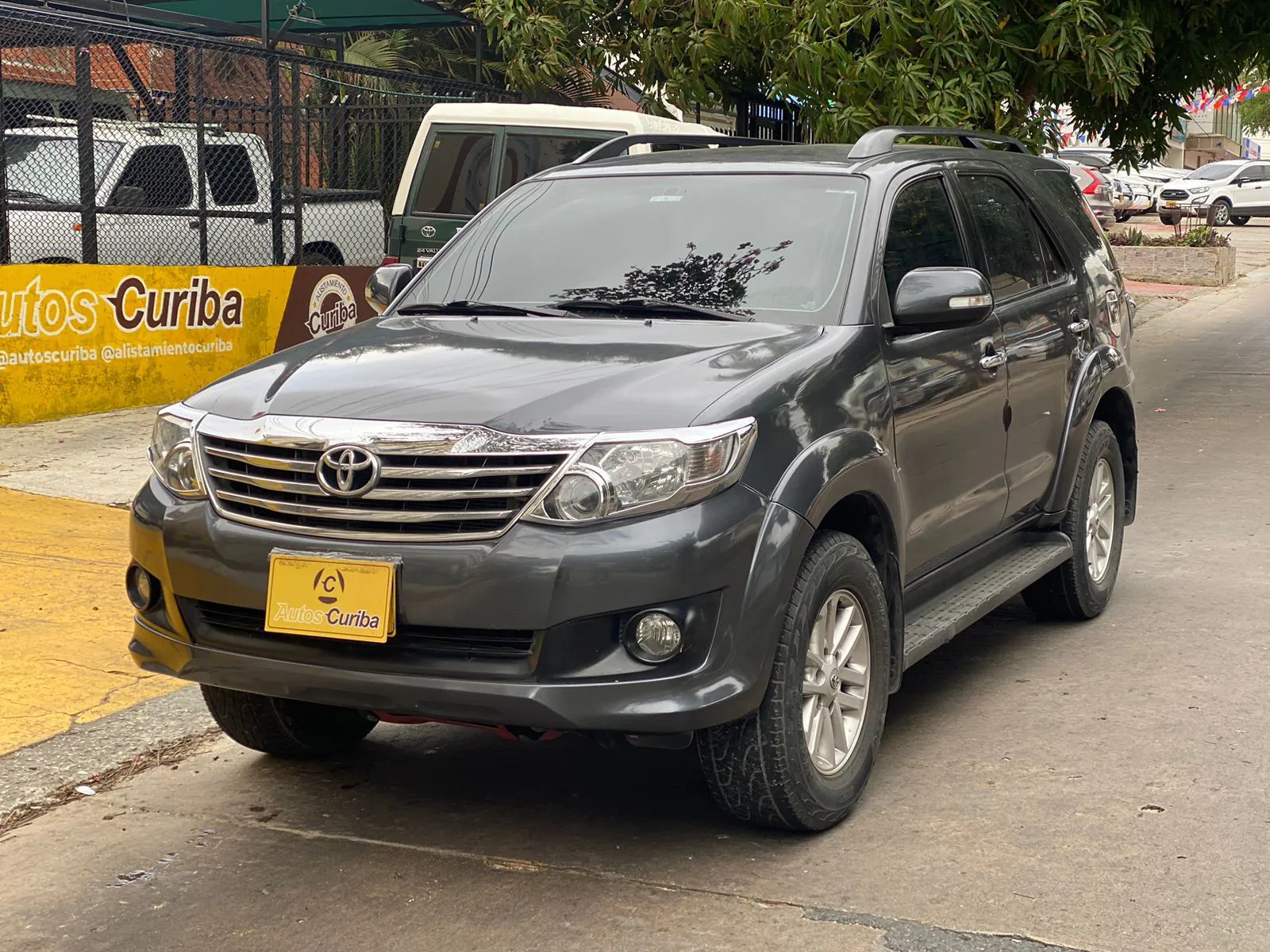 TOYOTA FORTUNER 2012