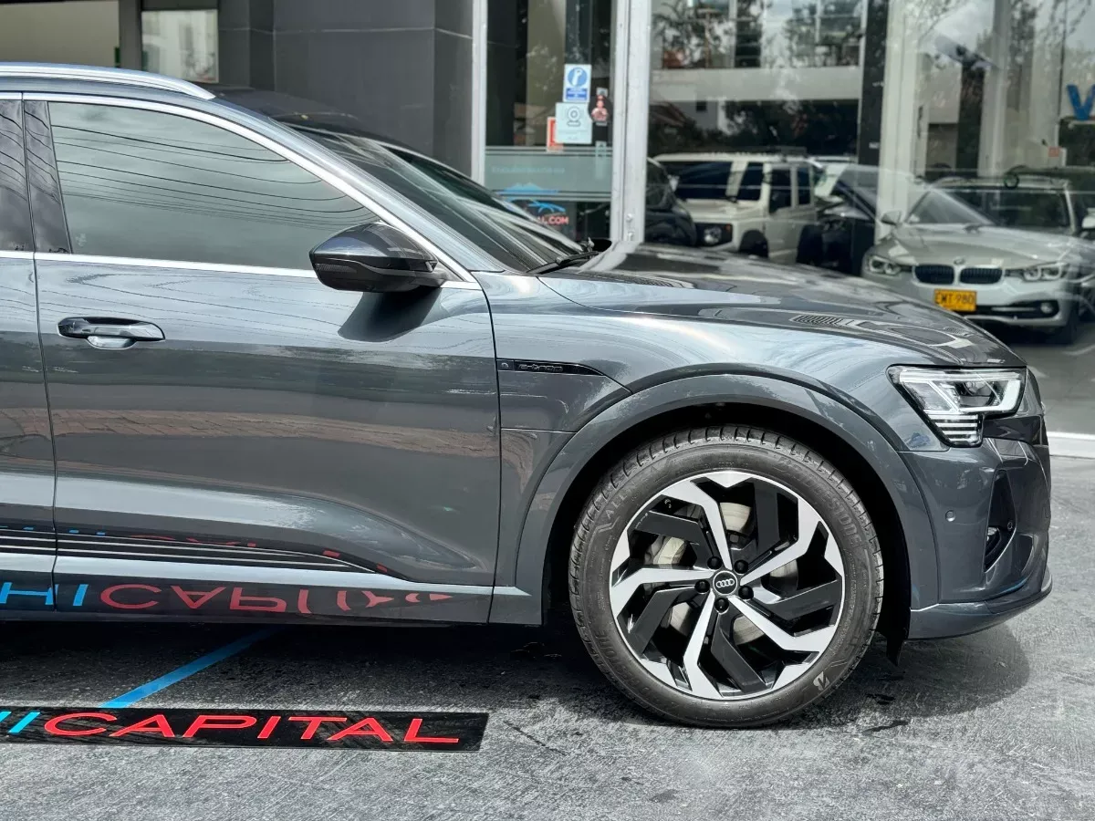 AUDI Q8 2024