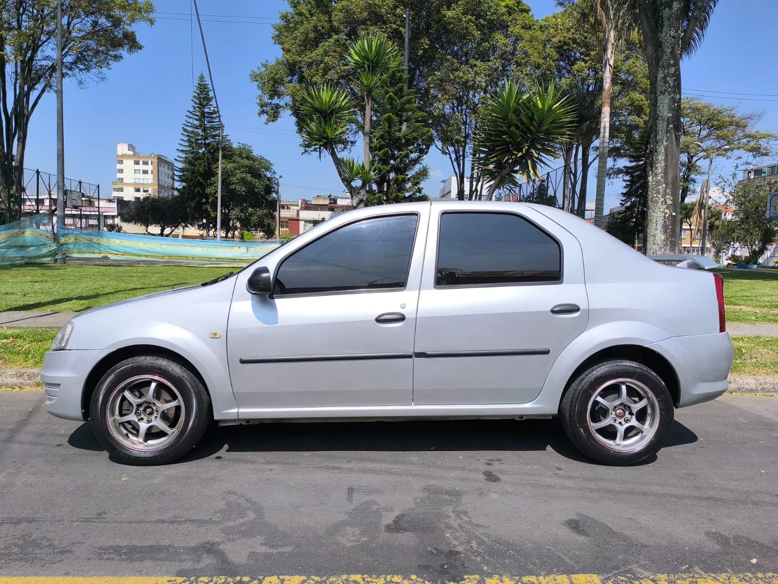 RENAULT LOGAN EXPRESSION 2013