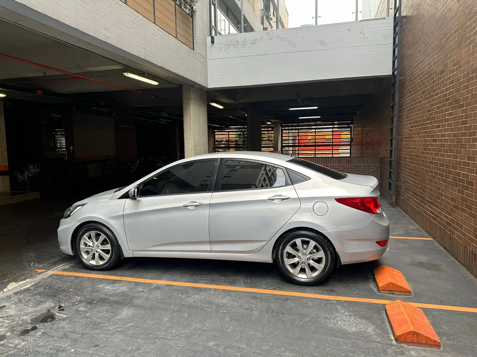 HYUNDAI Accent i25 2015